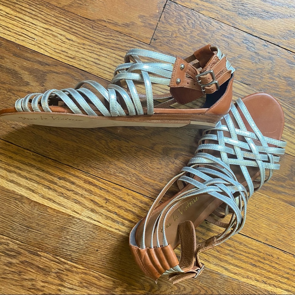 Pour La Victoire silver strappy leather gladiator sandals size 6.5